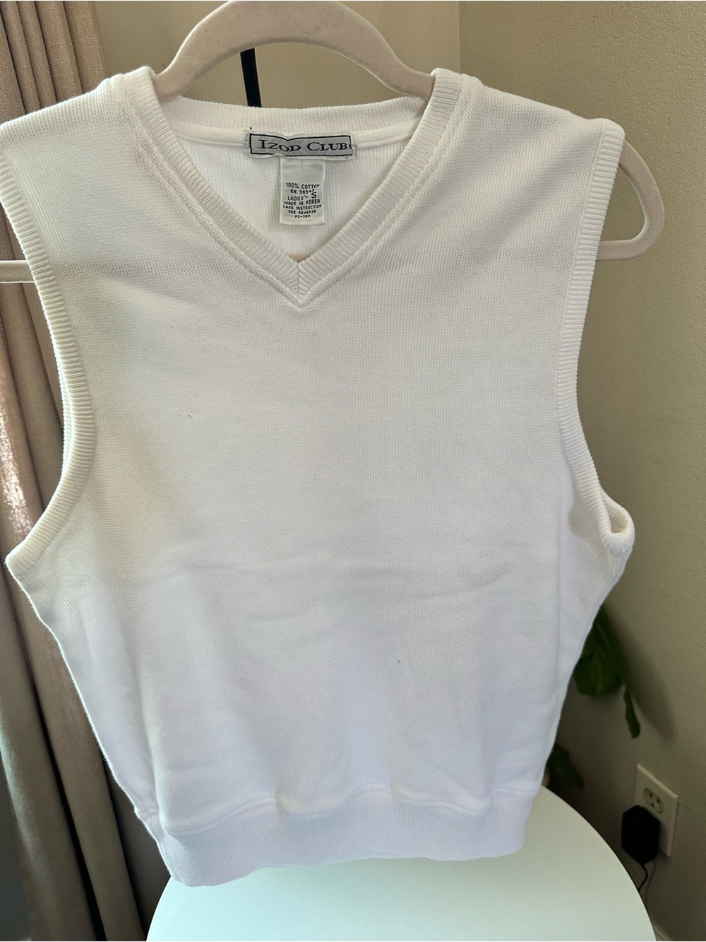 Izod White V-Neck Sleeveless Knit Tank